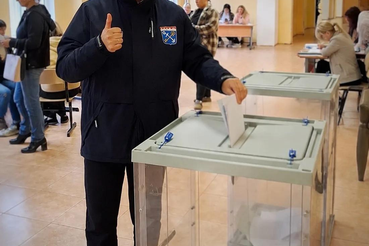 Председатель комитета по физической культуре и спорту Ленинградской области Вячеслав Комаров принял участие в голосовании на выборах депутатов Государственной Думы России и Законодательного собрания региона.